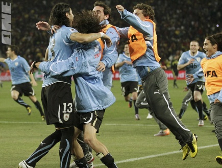 אורוגוואי חוגגת עלייה לחצי הגמר (רויטרס) (צילום: מערכת ONE)