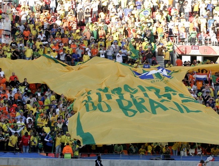 אוהדים ברזילאים במונדיאל. בלאטר: &" (שי לוי)
