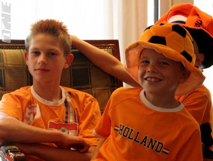 אוהדים הולנדים צופים במשחק במלון של מכבי (ליאור טימור) (צילום: מערכת ONE)