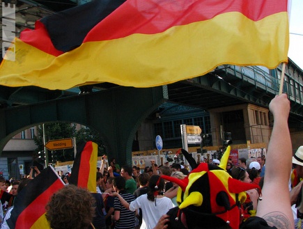הגרמנים חוגגים בברלין את ההעפלה לחצי הגמר (אוריאן גורן) (צילום: מערכת ONE)