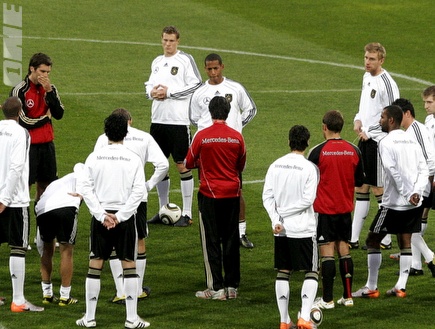 יואכים לאב מתדרך את הנבחרת הגרמנית (שי לוי) (צילום: מערכת ONE)
