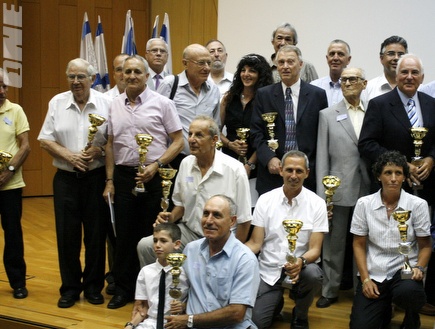 משתתפי הטקס עם הפרסים (יניב גונן) (צילום: מערכת ONE)