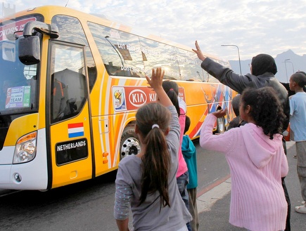 אוהדים מנופפים לשלום לאוטובוס של נבחרת הולנד (רויטרס)