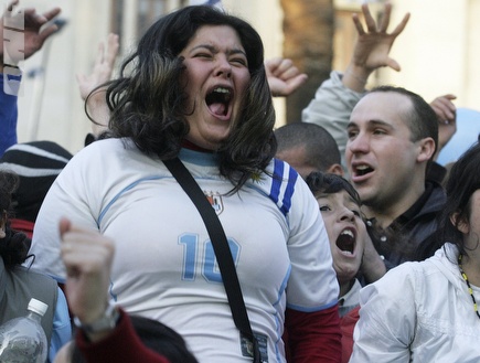 אוהדי אורוגוואי בטירוף. ימשיכו אותו גם בגמר? (רויטרס)