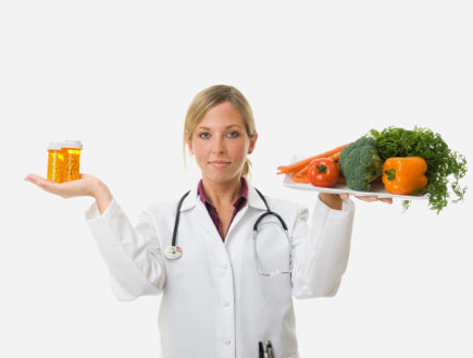 רופאה אוחזת במגש ירקות וויטמינים (צילום: Leo Kowal, Istock)