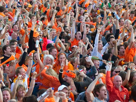 חגיגות ההולנדים בניצחון חצי הגמר במונדיאל (צילום: רויטרס)