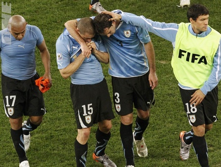 שחקני אורוגוואי מנסים להתנחם לאחר ההפסד (רויטרס) (צילום: מערכת ONE)