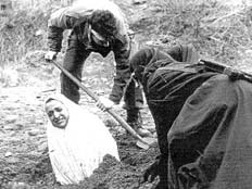 אישה וגברים עומדים בפני סקילה באירן, שנת 79'