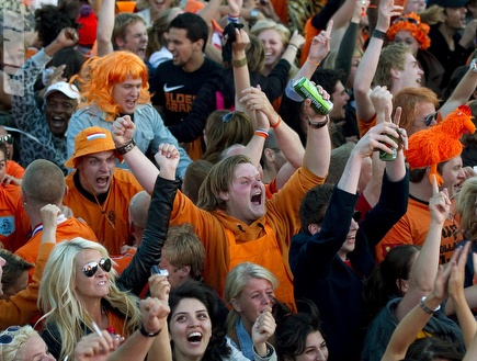אוהדי הולנד מתרגשים. 75 אחוז מתושבי המדינה צפו במשחק (רויטרס)