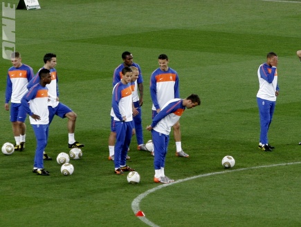 שחקני הולנד באימון שלפני ספרד. לפני המשחק הגדול בקריירה (שי לוי)