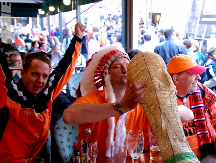 ההולנדים חוגגים עם הבירות וכבר מנשקים את הגביע העולמי (שי לוי)