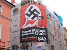 הכרזה השנויה במחלוקת בפולין (צילום: The local)