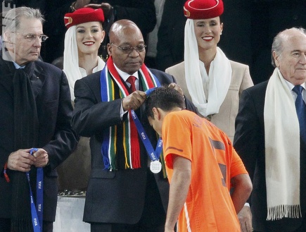 ואן ברונקהורסט מקבלת את מדליית הכסף במשחקו האחרון בהולנד (רויטרס) (צילום: מערכת ONE)