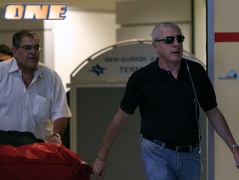 פרננדז וטובי מלאך בשדה התעופה (בעז גורן) (צילום: מערכת ONE)