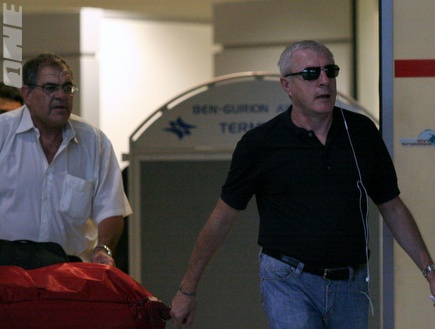 פרננדז וטובי מלאך בשדה התעופה (בעז גורן) (צילום: מערכת ONE)