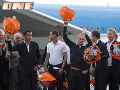 נבחרת הולנד מתקבלת בשדה התעופה (רויטרס) (צילום: מערכת ONE)