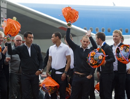 נבחרת הולנד מתקבלת בשדה התעופה (רויטרס) (צילום: מערכת ONE)