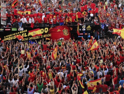 ספרד חוגגת ברחובות (רויטרס) (צילום: מערכת ONE)
