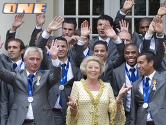 מלכת הולנד מברכת את שחקני הנבחרת והמאמן (רויטרס)