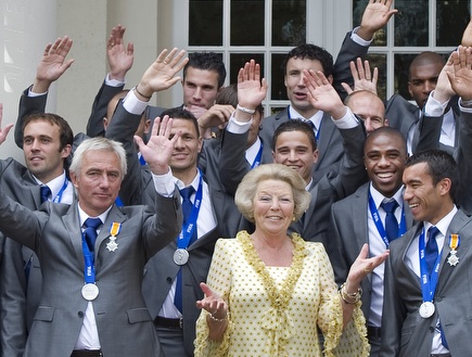 מלכת הולנד מברכת את שחקני הנבחרת והמאמן (רויטרס) (צילום: מערכת ONE)