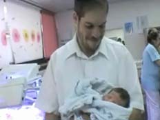 האב והתינוקת שנולדה בשלום לאחר שהיתה בסכנה (צילום: חדשות 2)