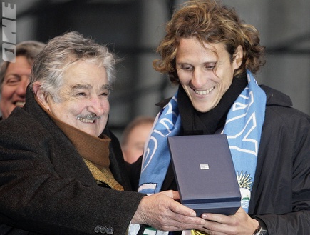 פורלאן מקבל מדליה מנשיא אורוגוואי. בדרך ליובנטוס? (רויטרס) (צילום: מערכת ONE)