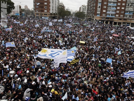 ככה נראים 150,000 אוהדים. קבלת פנים חמה לנבחרת אורוגוואי (רויטרס)