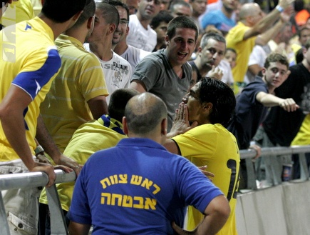 יואב זיו חוגג עם האוהדים את שערו הראשון בצהוב (שי לוי) (צילום: מערכת ONE)