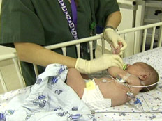תינוק בביה"ח. ארכיון (צילום: חדשות 2)