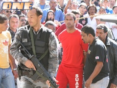 ברונו סוזה מובל למעצר (רויטרס) (צילום: מערכת ONE)