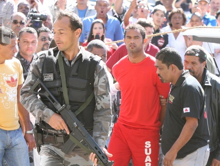 ברונו סוזה מובל למעצר (רויטרס) (צילום: מערכת ONE)