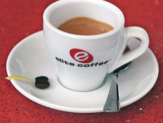 אספרסו קצר בקפה עלית (צילום: שחף הבר, גלובס)