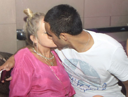 עידן יניב, נשיקה (צילום: קובי אל)