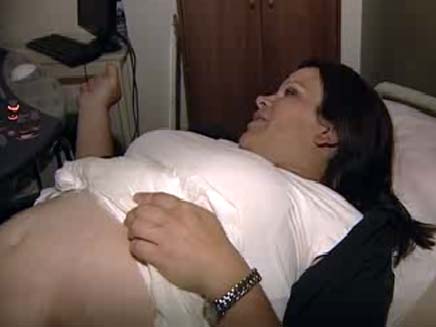 אישה עם 2 תינוקות בגיל שונה בבטנה (צילום: aolnews)