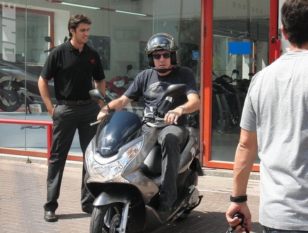 לואיס פרננדז על האופנוע החדש (שוקה כהן) (צילום: מערכת ONE)
