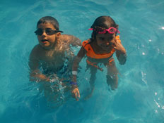 ילדים בבריכה פארק שפיים (צילום: שירלי אהרון)