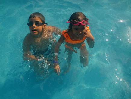 ילדים בבריכה פארק שפיים (צילום: שירלי אהרון)
