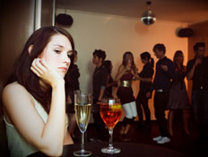 אישה עצובה במסיבה (צילום: nullplus, Istock)