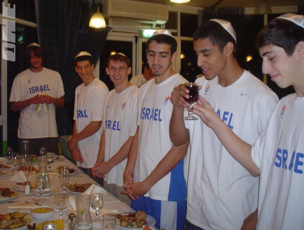 שחקני נבחרת הנוער במהלך טקס קבלת השבת (צילום: מערכת ONE)