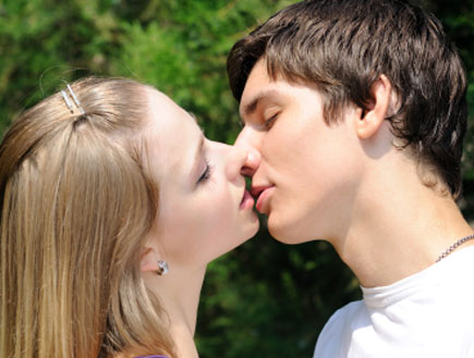 זוג צעיר מתנשק (צילום: alxpin, Istock)