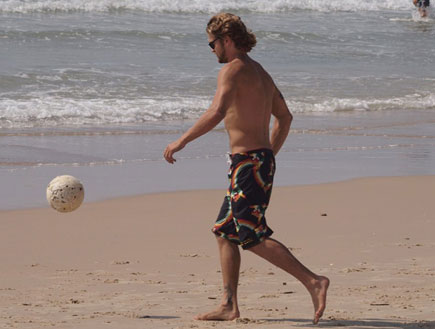 גיא גיאור משחק כדורגל בים (צילום: אלעד דיין)
