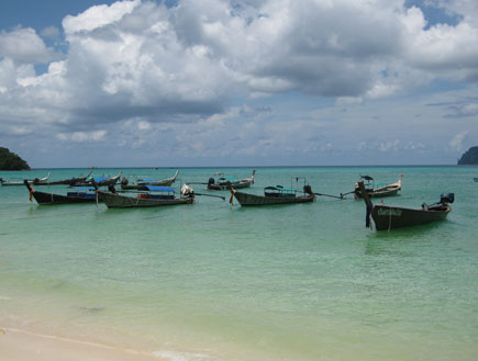 סירות בחוף קופיפי  תאילנד (צילום: אסתל טסטסה)