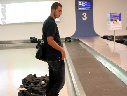 האריס מדוניאנין ממתין למזוודה ביוון (ליאור טימור) (צילום: מערכת ONE)
