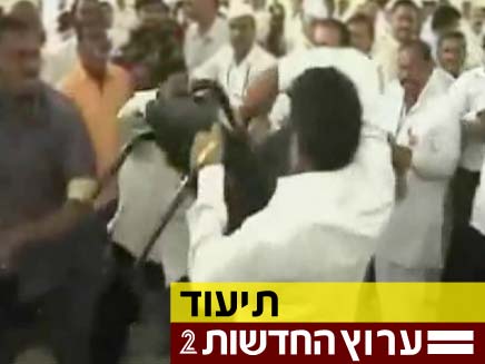אלימות נגד פוליטיקאי מול המצלמה (צילום: חדשות 2)