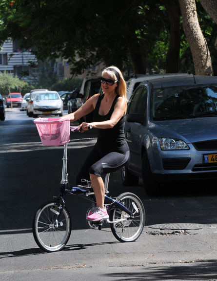 פנינה רוזנבלום רוכבת על אופניים (צילום: אלעד דיין)