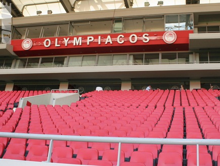 היציעים באצטדיון קאריסטקיס. גיהנום יווני ריק (ליאור טימור) (צילום: מערכת ONE)