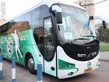 האוטובוס של שחקני מכבי חיפה מגיע לאצטדיון  (עמית מצפה) (צילום: מערכת ONE)