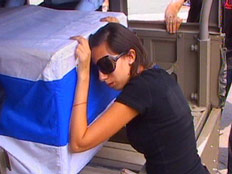 מגי בהלוויתו של ניר ז"ל (צילום: חדשות 2)