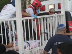 חילוץ האישה מדירתה באשקלון (צילום: אתר 
