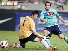 מסי מול כוכבי הליגה הקוריאנית. צמד כמחליף (רויטרס) (צילום: מערכת ONE)